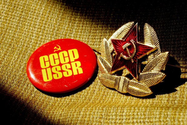 Escarapela con la estrella Soviética hoz y martillo y el icono de la URSS