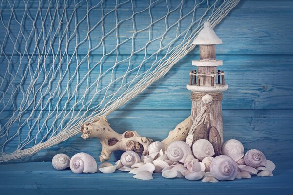 Artesanía en el tema del mar de conchas marinas y redes