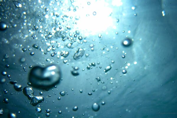 Burbujas en aguas profundas azules