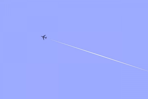 Avión deja huella en el cielo