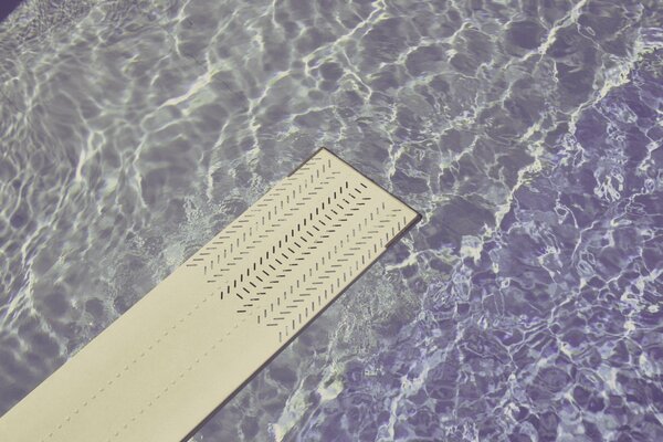 Trampolín sobre las ondulaciones del agua de la piscina