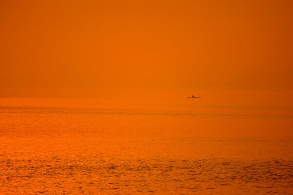 Puesta de sol del mar y barcas