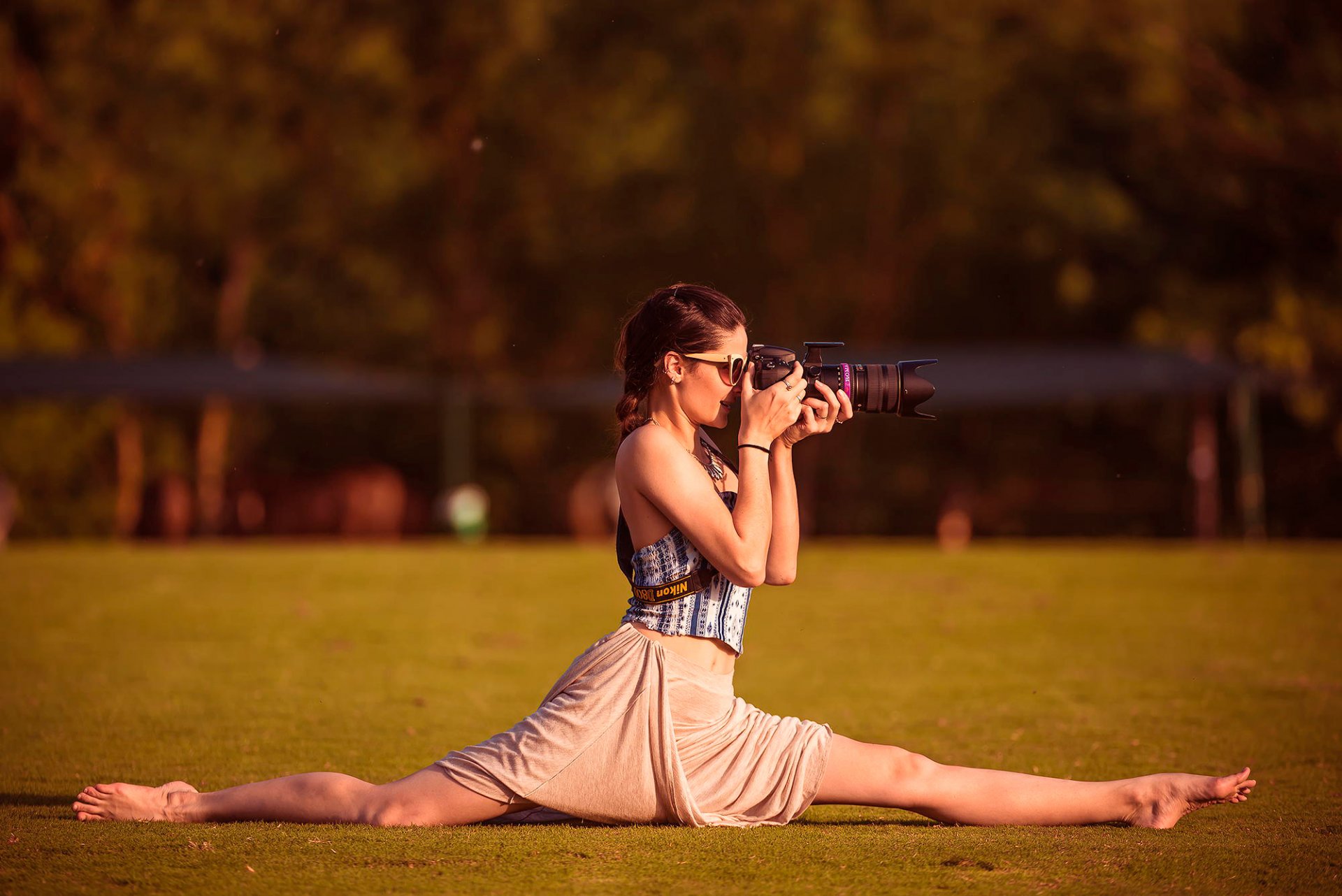 chica fotógrafo gafas cámara guita
