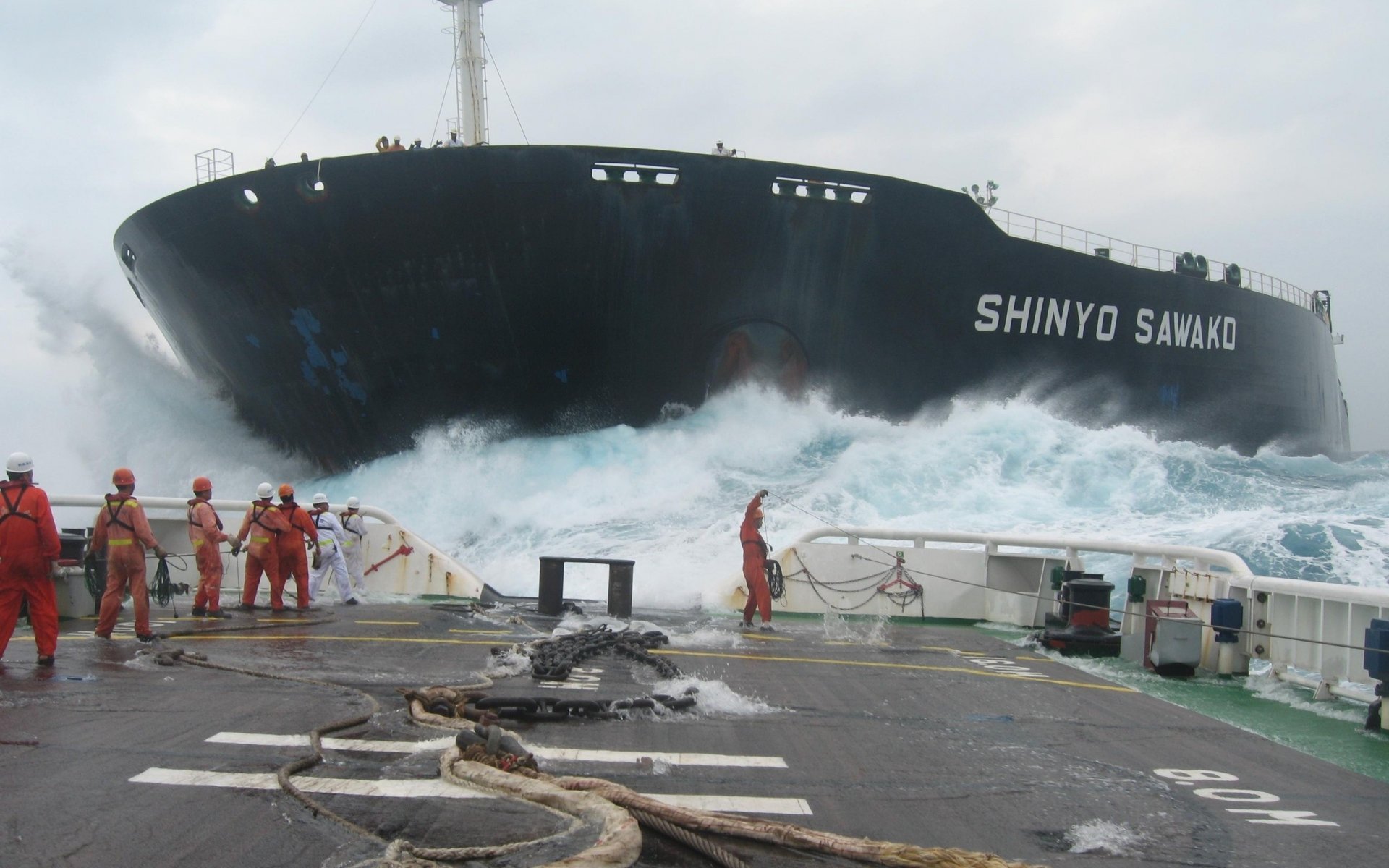 mar océano tormenta olas nave petrolero cubierta cuerdas cadenas comando
