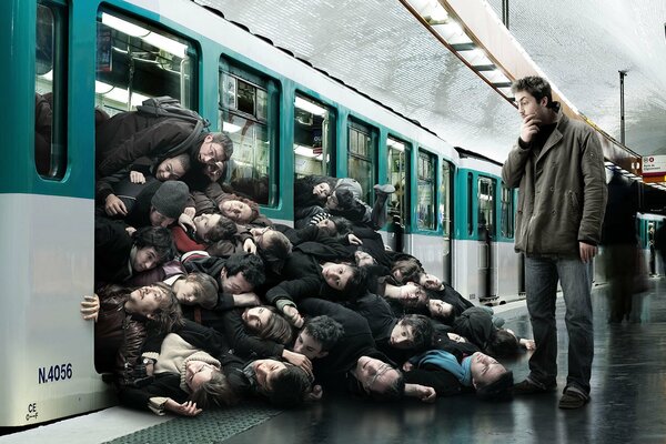 Imagen humorística. Pasajeros caídos del vagón del metro