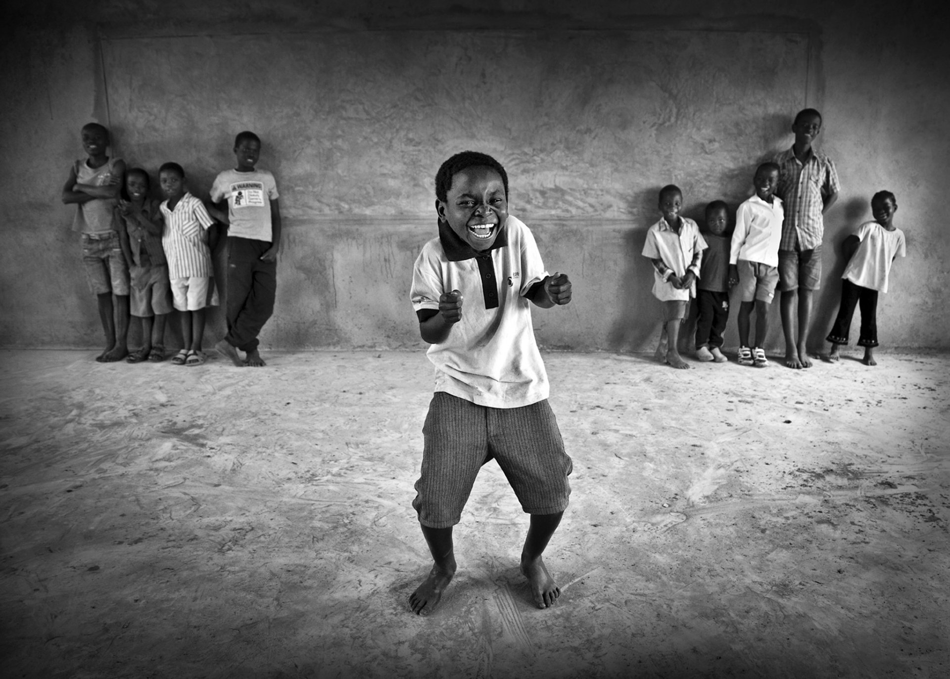 bebé negro baile risa sonrisa blanco y negro barefeet ébano niños bebé baile b / w descalzo descalzo pies hd