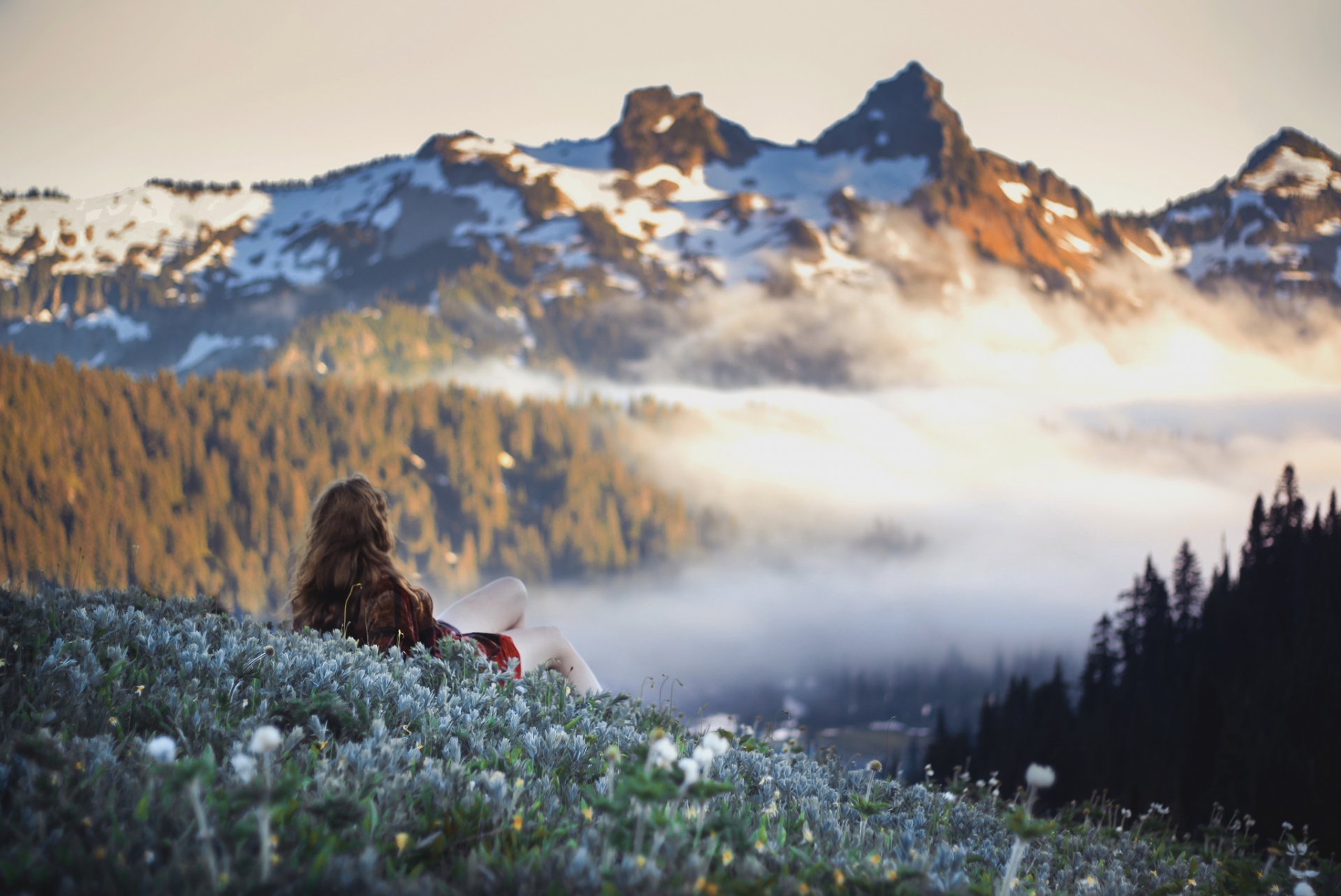 niña montañas hierba flores cielo nubes nieve árboles