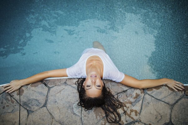 Jessie Herzog mirada desde abajo en la piscina