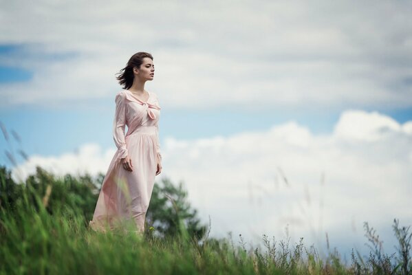 Lilia Savoderova en el campo sobre el hermoso cielo. Lo que el viento se llevó