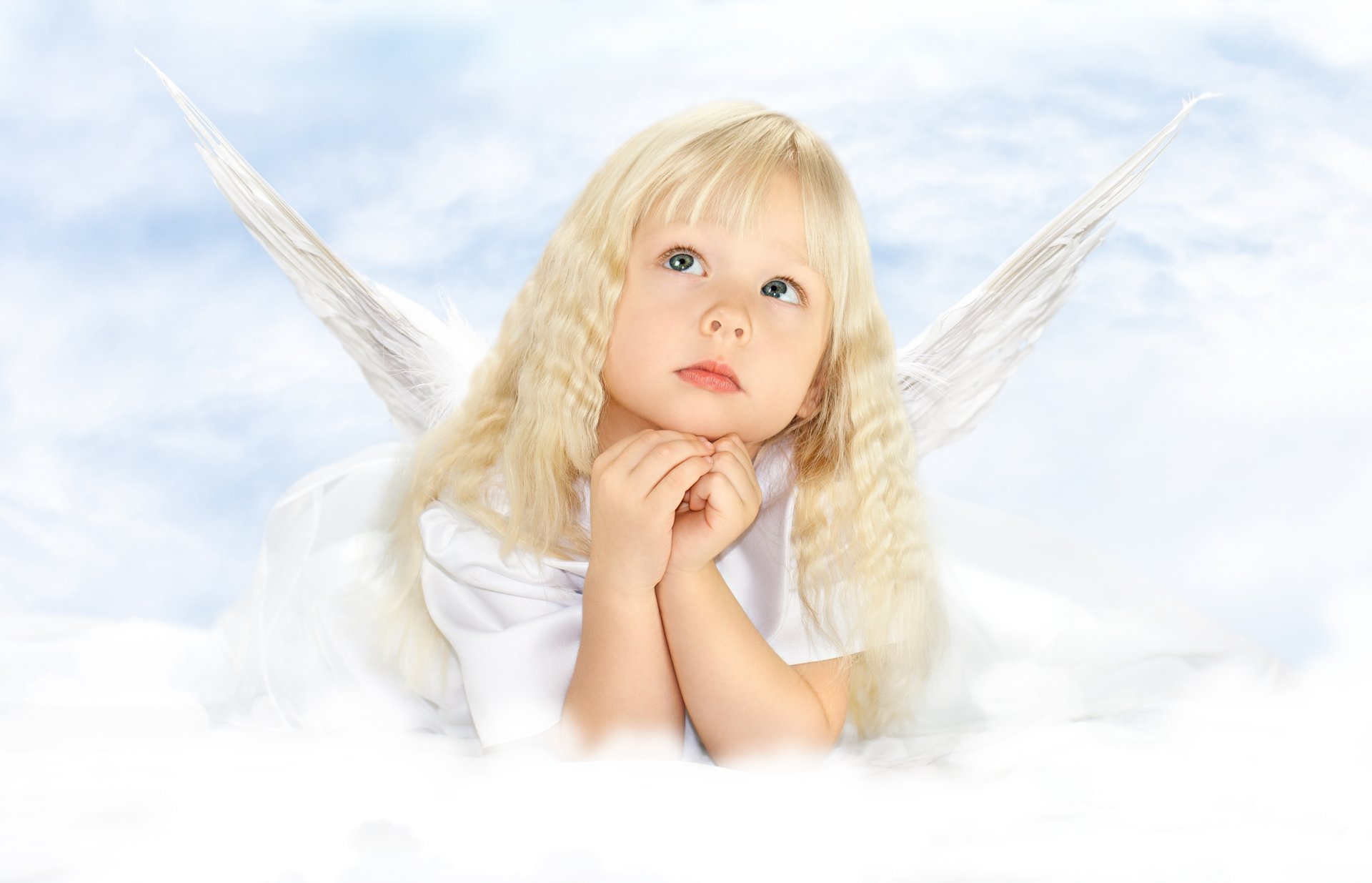 niña bebé ángel alas hermosa infancia
