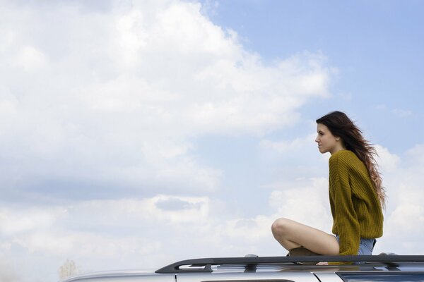Chica en el techo del coche