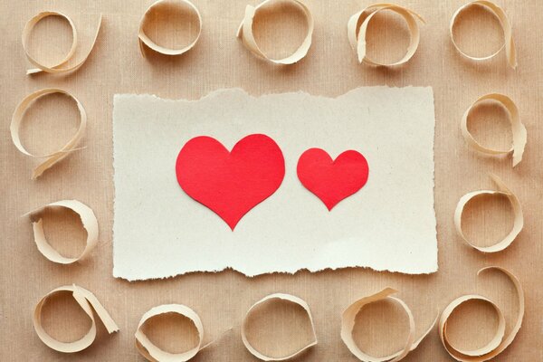 Corazones rojos sobre fondo de papel blanco