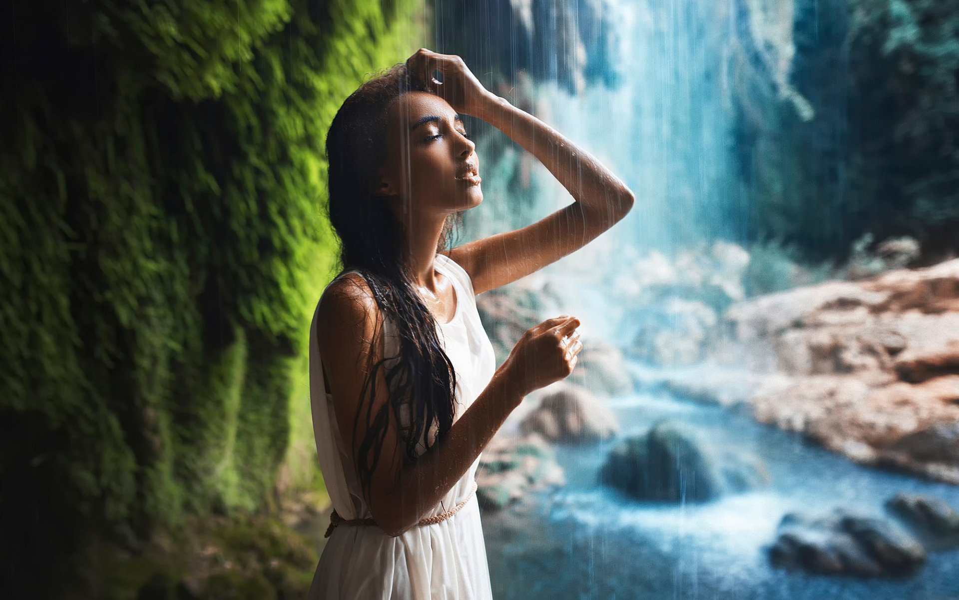 maria senn cascada chica placer vestido mojado turquía