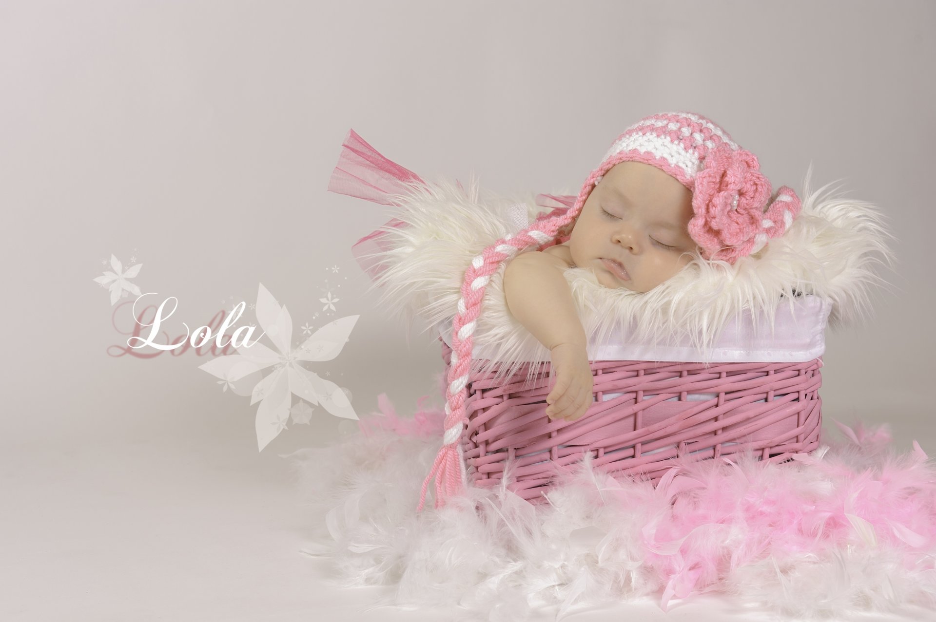 niña bebé durmiendo sueño cesta gorro plumas