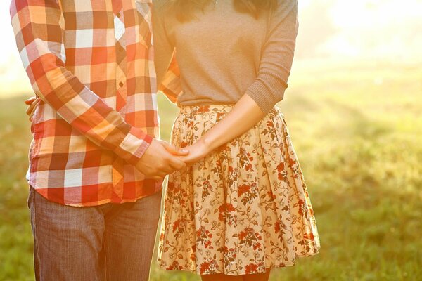 Un hombre y una mujer enamorados abrazando a una pareja sin rostro en el fondo de la hierba del Prado