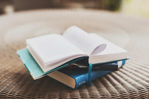LIBRO ABIERTO SOBRE LA MESA