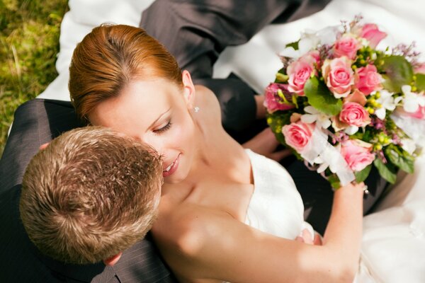 Foto de la boda de la novia y el novio con el ramo