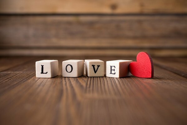 De los cubos se formó la palabra amor y corazón al lado