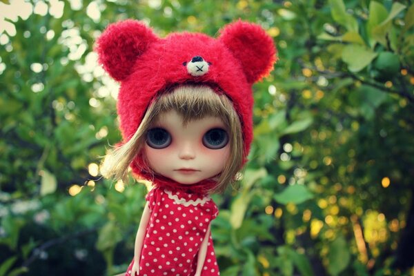 Muñeca de Caperucita roja con grandes ojos