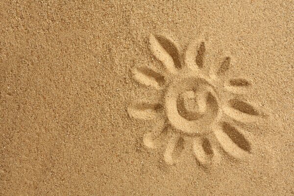 El sol pintado en la arena dorada