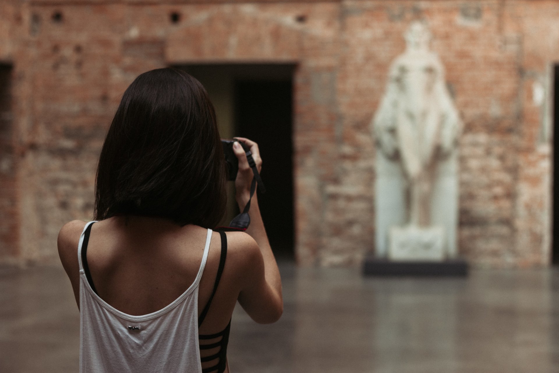 chica espalda camiseta corte de pelo fotografía estatua