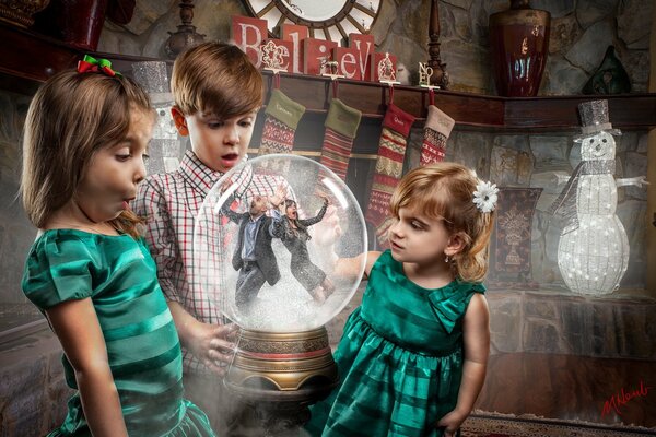 Los niños se burlan de los padres atrapados en la bola de cristal