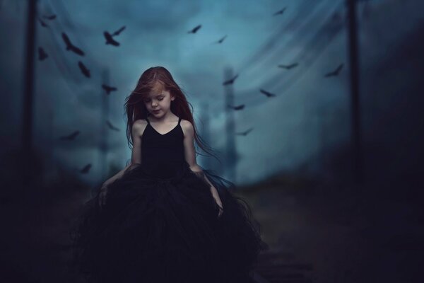 Foto oscura de una niña en un vestido