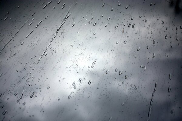 Lluvia detrás del vidrio blanco y negro
