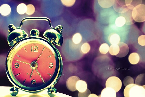 Despertador. Reloj en círculos de fondo
