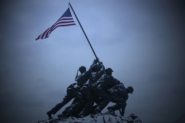 Monumento a los soldados que sostienen la bandera americana