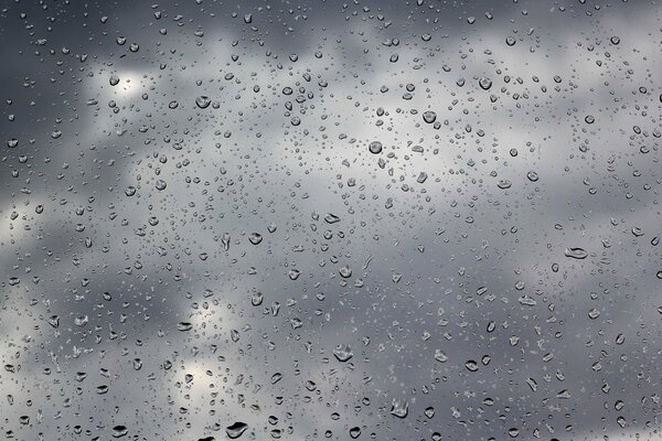Vidrio con gotas de lluvia en su superficie