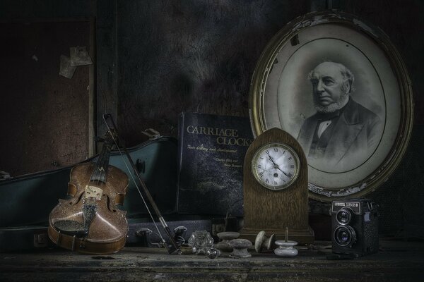 Violín, reloj y foto antigua