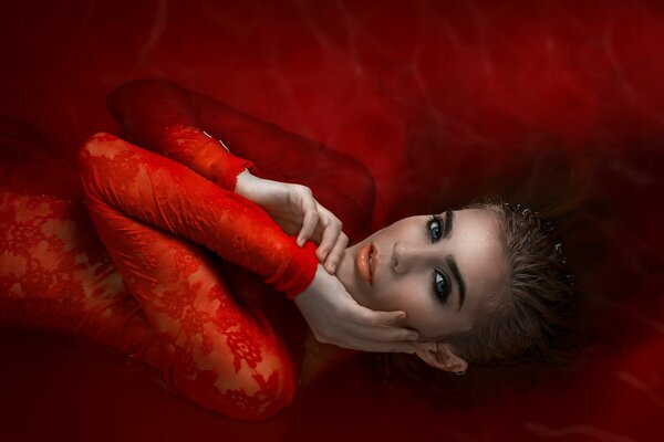 Chica de rojo en agua roja