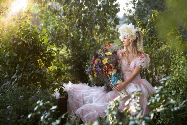 Chica sentada en la naturaleza con flores
