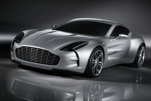 El legendario Aston Martin plateado se refleja en el piso del espejo
