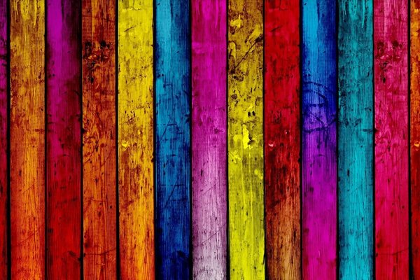 Tableros verticales de madera multicolores
