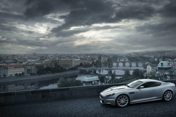 Aston Martin en medio de una ciudad llena de nubes