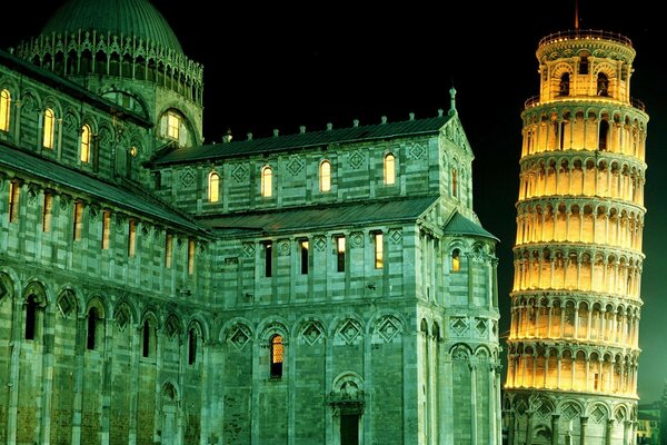 Increíble iluminación nocturna de la torre inclinada de Pisa y otros lugares de interés