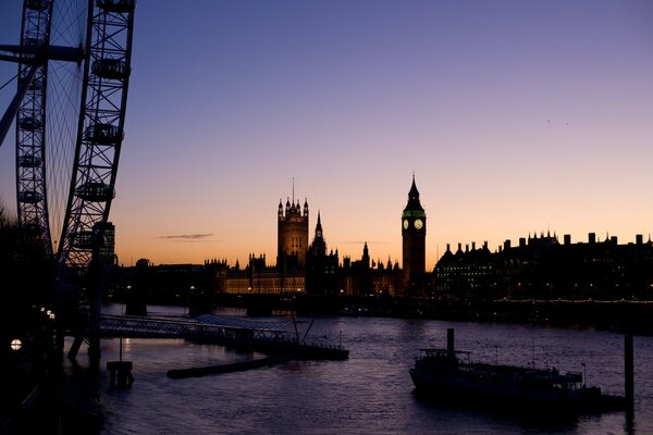 Puesta de sol en el contexto del Big Ben de Londres y la noria
