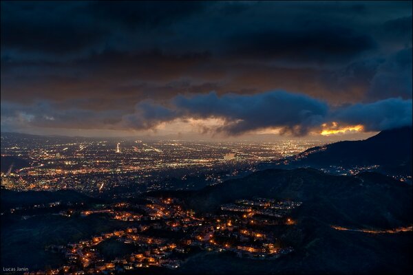 Nubes sobre California vespertina