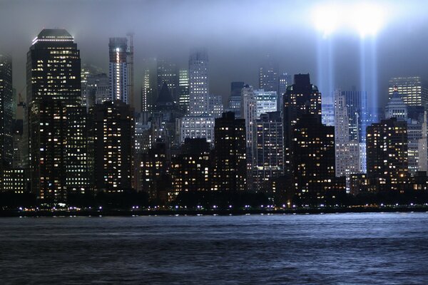 Luces de la noche de nueva York con rayos de luz