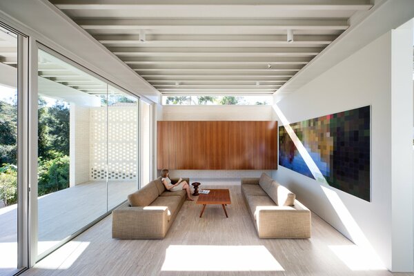 Habitación con cómodos sofás y ventanas panaromnyh