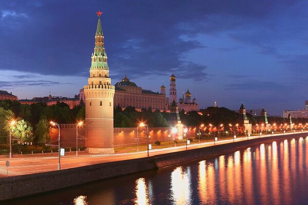 Vista de las torres del Kremlin a través del río Moscú