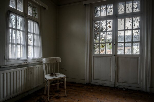 Ventana y puerta en una habitación con una silla