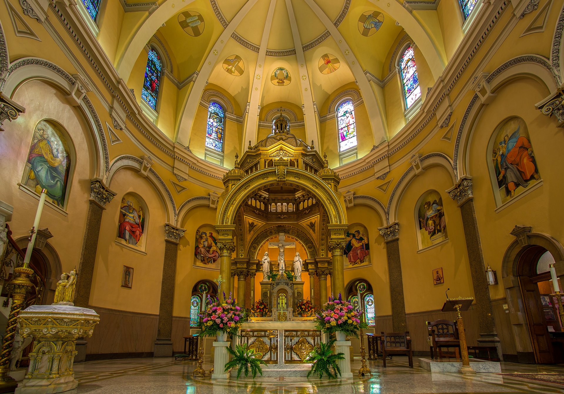 iglesia altar cúpula vidrieras flores
