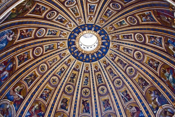 Cúpula desde el interior de la Catedral de San Pedro