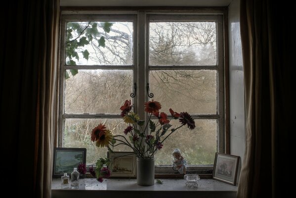 Casa en el pueblo. Jarrón de flores
