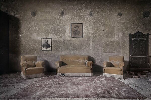 Habitación Vintage con Sofá y retratos en la pared