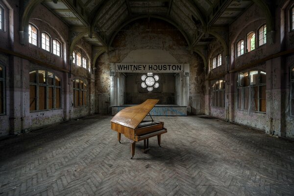 Poyal en un local abandonado