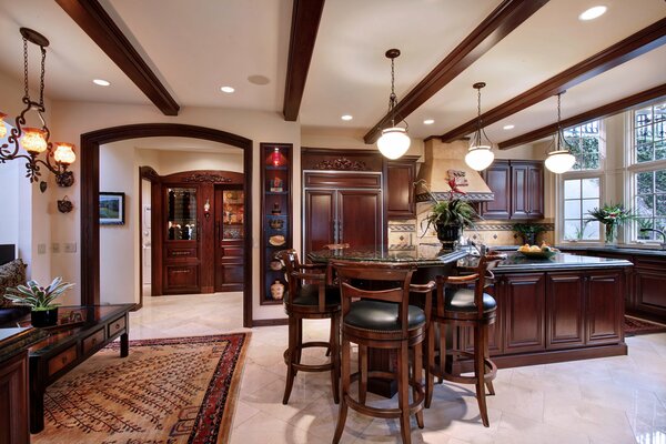El interior de la cocina-comedor en colores hermosos y tranquilos